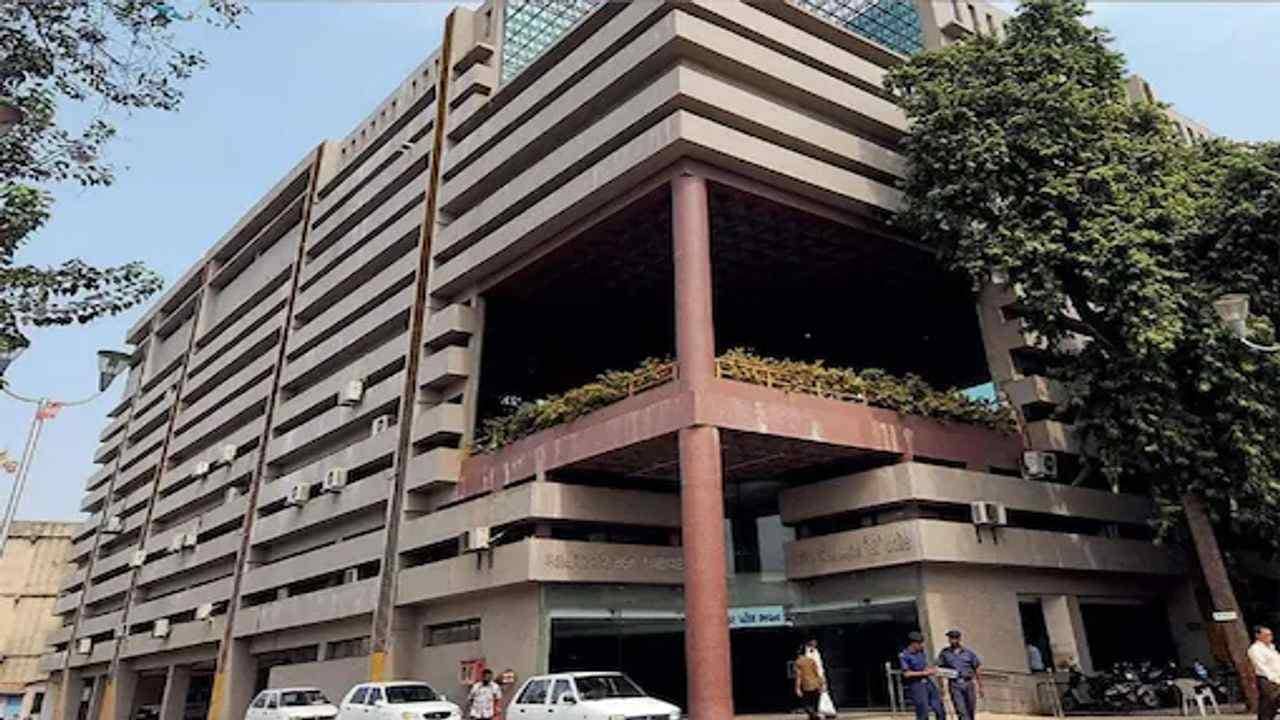 Ahmedabad: શહેરમાં હવે આડેધડ ખાડા નહીં જોવા મળે, ખાડા ખોદતા પહેલા AMC કમિશનરની પરવાનગી લેવી પડશે