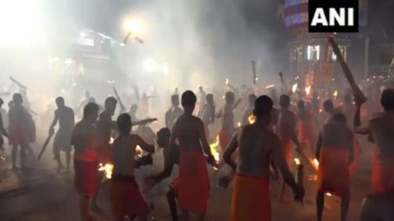 કર્ણાટકમાં 'અગ્નિ ખેલી' ઉત્સવમાં ભક્તો એકબીજા પર ફેંકે છે આગ, જુઓ વિડીયો