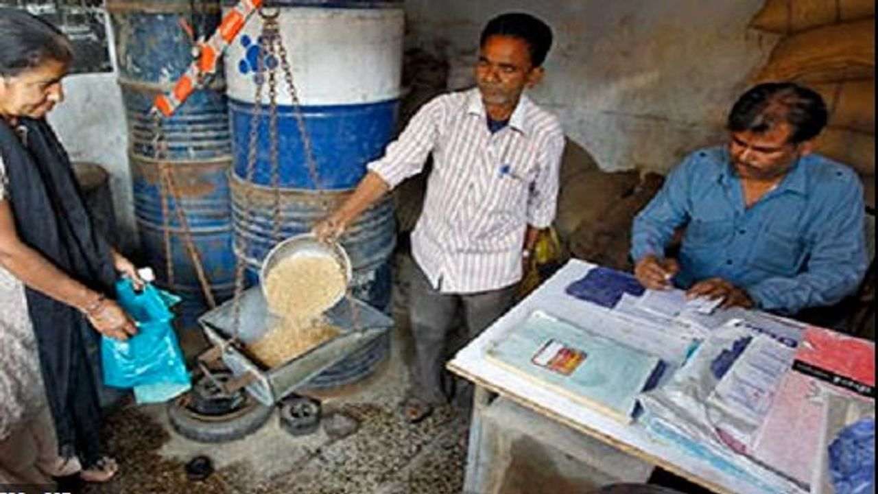 Ahmedabad:  રેશન દુકાનદારો પરેશાન, બેંકનું સર્વર બંધ થતાં ચલણના નાણાં ભરવામાં મુશ્કેલી