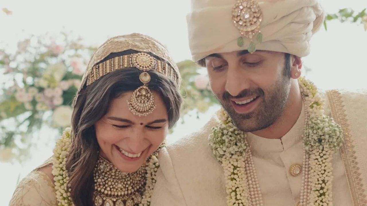 Ranbir Kapoor Weds Alia Bhatt: લગ્ન બાદ રણબીર અને આલિયા પહેલીવાર મીડિયાની સામે આવ્યા, વેડિંગ કપલમાં ખૂબ જ સુંદર લાગી રહ્યા હતા