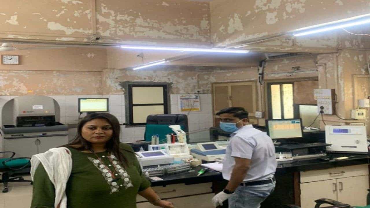 Surat: આપના કોર્પોરેટરો દ્વારા મસ્કતિ હોસ્પિટલમાં અવ્યવસ્થાનો આક્ષેપ, લેબોરેટરીમાં જ ઠેર-ઠેર પોપડા ખરી રહ્યા હોવાના દ્રશ્યો