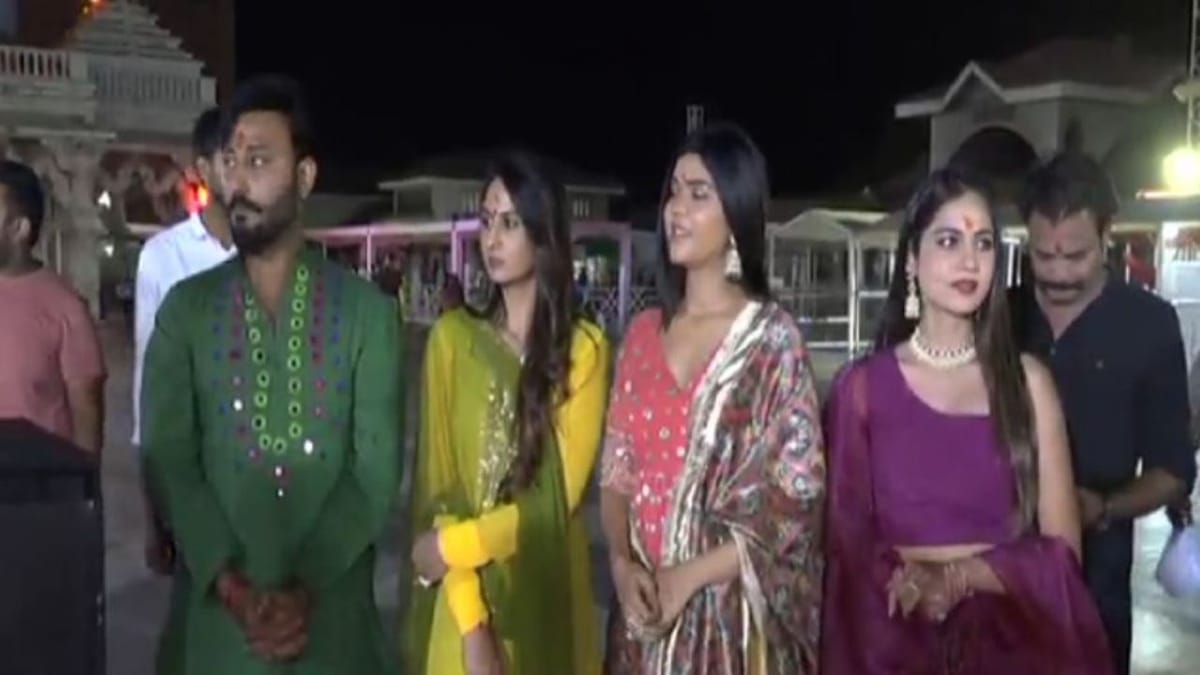 નાયકા દેવી ફિલ્મના કલાકારોએ શક્તિપીઠ અંબાજીમાં ગરબા કરીને ફિલ્મનું પ્રમોશન કર્યું