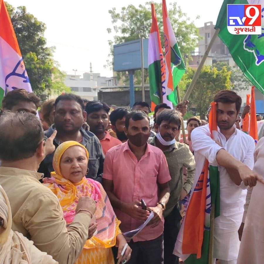 એએમસીની સ્લમ ક્વાર્ટરની યોજનાઓમાં ભ્રષ્ટાચારને લઈને વિપક્ષ અને લાભાર્થીઓએ હોબાળો કર્યો હતો. મુખ્યમંત્રી આવાસ યોજના અથવા તો પ્રધાનમંત્રી આવાસ યોજનાના નામે જુદા જુદા વિસ્તારોમા આવેલી બંધ મીલોની જમીનો પર જે તે સમયે બાંધવામા આવેલા સ્લમ ક્વાટર્સ અને સ્લમ ક્વાટર્સના રીડેવેલપમેન્ટ માટેની યોજનાઓમા મુળ લાભાર્થીને લાભ મળવાની જગ્યાએ હાઉસીંગ પ્રોજેક્ટના નામે મળતીયા બિલ્ડર્સોને FSIથી લઇને ક્ષેત્રફળના અલગ અલગ માપદંડોના આધારે કરોડોનો લાભ કરવામા આવ્યો હોવાનો આક્ષેપ વિપક્ષે કર્યો છે.