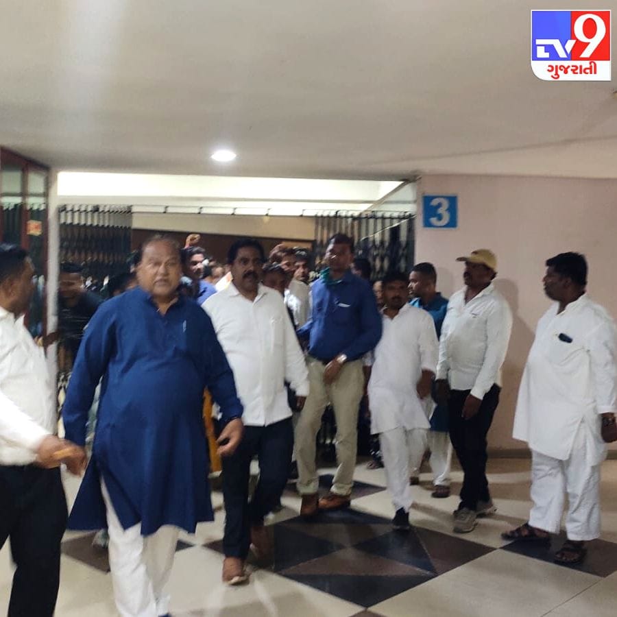 રામગલીમાં 2016માં લાભાર્થી અનિતાબેન વાઘેલાને મકાનની ચાવી આપવામાં આવી હતી. પરંતુ આજ સુધી તેમને મકાન આપવામાં આવ્યું નથી. અસારવા પતરાવાળી ચાલીમાં 2019માં 576 મકાનોની યોજનાનુ ટેન્ડર પાસ કરવામા આવ્યુ હતું..પરંતુ હજુ સુધી આ યાજના શરૂ થઇ શકી નથી. આ યોજનામા બિલ્ડરને લાભ કરાવા લાભાર્થીઓને મળવા પાત્ર ક્ષેત્રફળમા કાપ મુકી પ્રજાને છેતરવાના કામો થઇ રહયા હોવાનો લાભાર્થીઓ અને વિપક્ષે આક્ષેપ કર્યો છે.