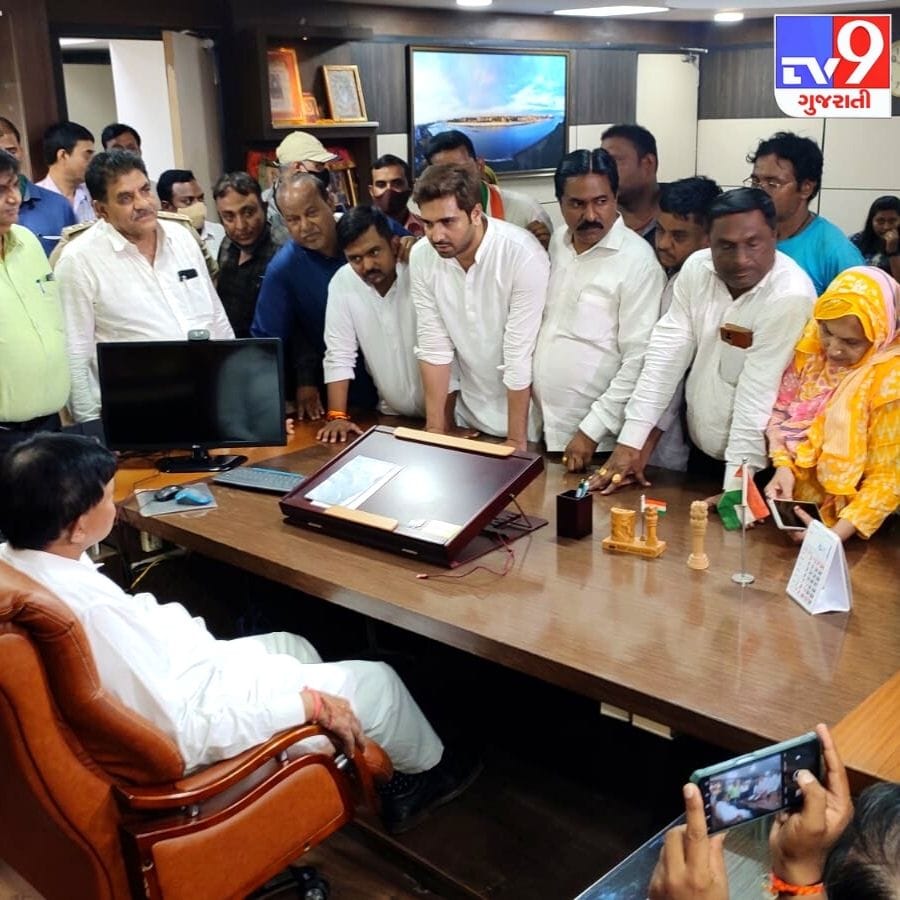 વિવિધ યોજનાના મુળ લાભાર્થી પૈકી ઘણા લાભાર્થીઓ હજુ સુધી પોતાનુ ઘરનુ ઘર મેળવી શક્યા નથી. આ બાબતે વિપક્ષે અને લાભાર્થીઓએ મેયરને રજુઆત કરી વીજીલન્સ તપાસ કરાવાની માંગ કરી છે. ( Photos By- Tausif Malik, Edited By- Omprakash Sharma)