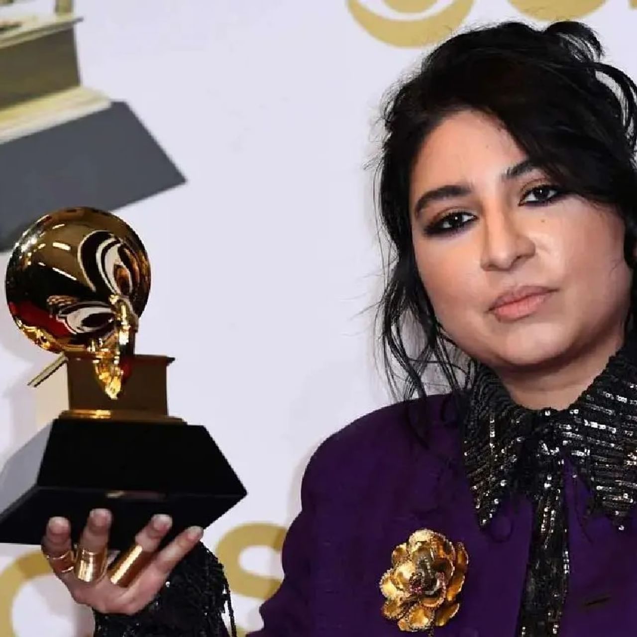 અરુજ આફતાબ ગ્રેમી એવોર્ડ (Grammy Award) મેળવનારી પ્રથમ પાકિસ્તાની ગાયિકા (Pakistani Singer) બની છે. તેમને 'મોહબ્બત' ગીત માટે બેસ્ટ ગ્લોબલ મ્યુઝિક પર્ફોર્મન્સની શ્રેણીમાં આ એવોર્ડ આપવામાં આવ્યો છે. અરુજ આફતાબ (Arooj Aftab) હાલ અમેરિકાના બ્રુકલિનમાં રહે છે. તેઓ શ્રેષ્ઠ નવા કલાકારની શ્રેણીમાં પણ નોમિનેટ થયા હતા. 37 વર્ષીય આરુજ કહે છે કે, તે જે સૂફી, જાઝ અને ફોક પર કામ કરી રહી છે. તેને ખૂબ પસંદ કરવામાં આવી રહી છે.
