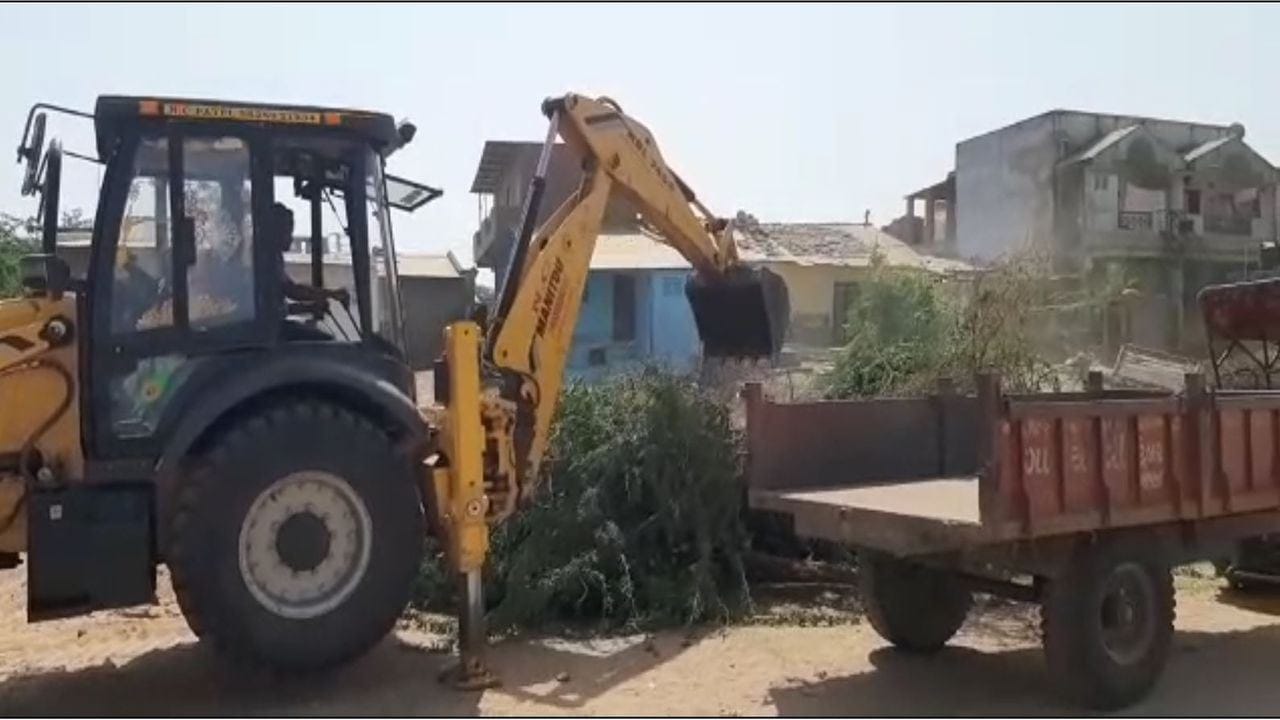 Anand: ખંભાતના હિંસાગ્રસ્ત વિસ્તારમાં તોફાનીઓ પર UPની જેમ બુલડોઝર નીતિ અપનાવાઇ, તોફાનીઓના ગેરકાયદે દબાણો દૂર કરાયા Anand: ખંભાતના હિંસાગ્રસ્ત વિસ્તારમાં તોફાનીઓ પર UPની જેમ બુલડોઝર નીતિ અપનાવાઇ, તોફાનીઓના ગેરકાયદે દબાણો દૂર કરાયા