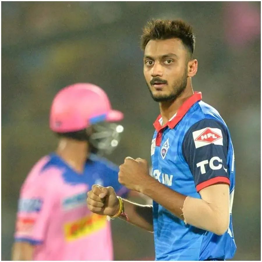 Axar Patel: દિલ્હી કેપિટલ્સે આ સ્પિન ઓલરાઉન્ડર પર પોતાનો વિશ્વાસ દાખવ્યો હતો. પરંતુ અક્ષરે પોતાની સ્પિન વડે દિલ્હી માટે હજુ સુધી કઇ ખાસ કર્યું નથી. કારણ કે જો તેણે આમ કર્યું હોત તો તેની બોલિંગ એવરેજ 149 ન હોત. (ફોટો: AFP/IPL)