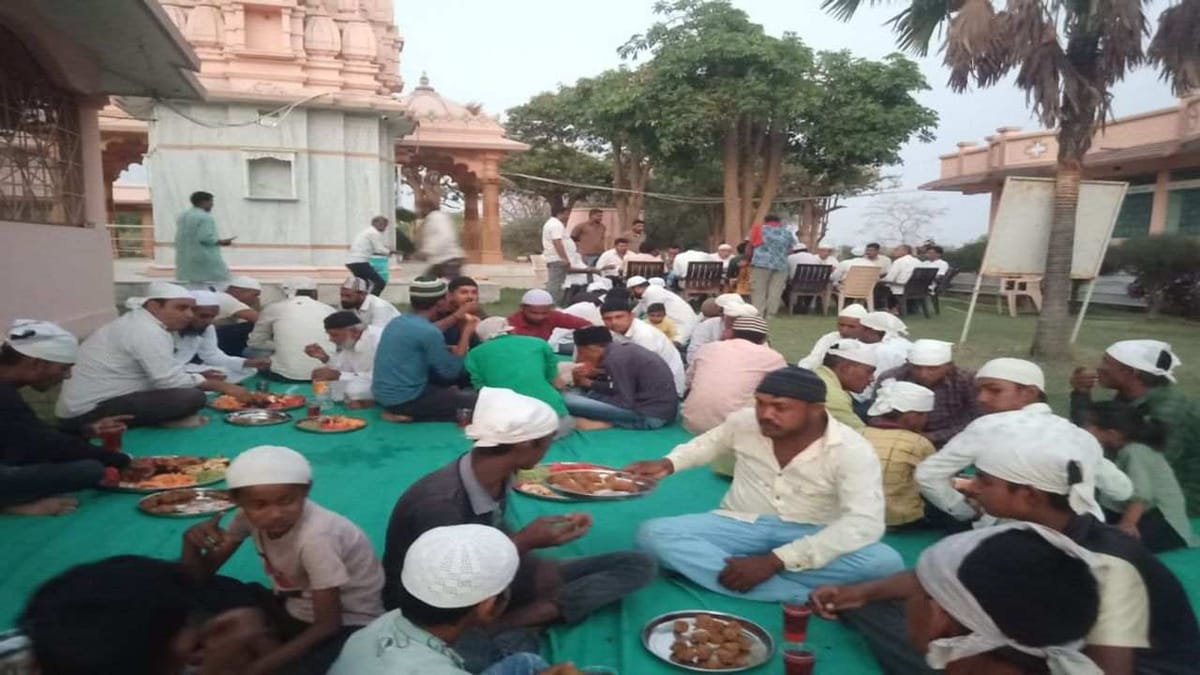 Banaskantha: રમઝાનમાં હિંદુઓની મહેમાનગતિ વચ્ચે મુસ્લિમ બિરાદરોએ મંદિરમાં રોજા ખોલ્યા