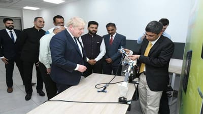 ગુજરાતમાં પ્રથમ 'CORI ની-રિપ્લેસમેન્ટ રોબોટ' વિશે જાણી બોરીસ જોન્સન ખુશ , કહ્યું કે ભારતમાં આ ટેકનોલોજી ખુબ સસ્તી