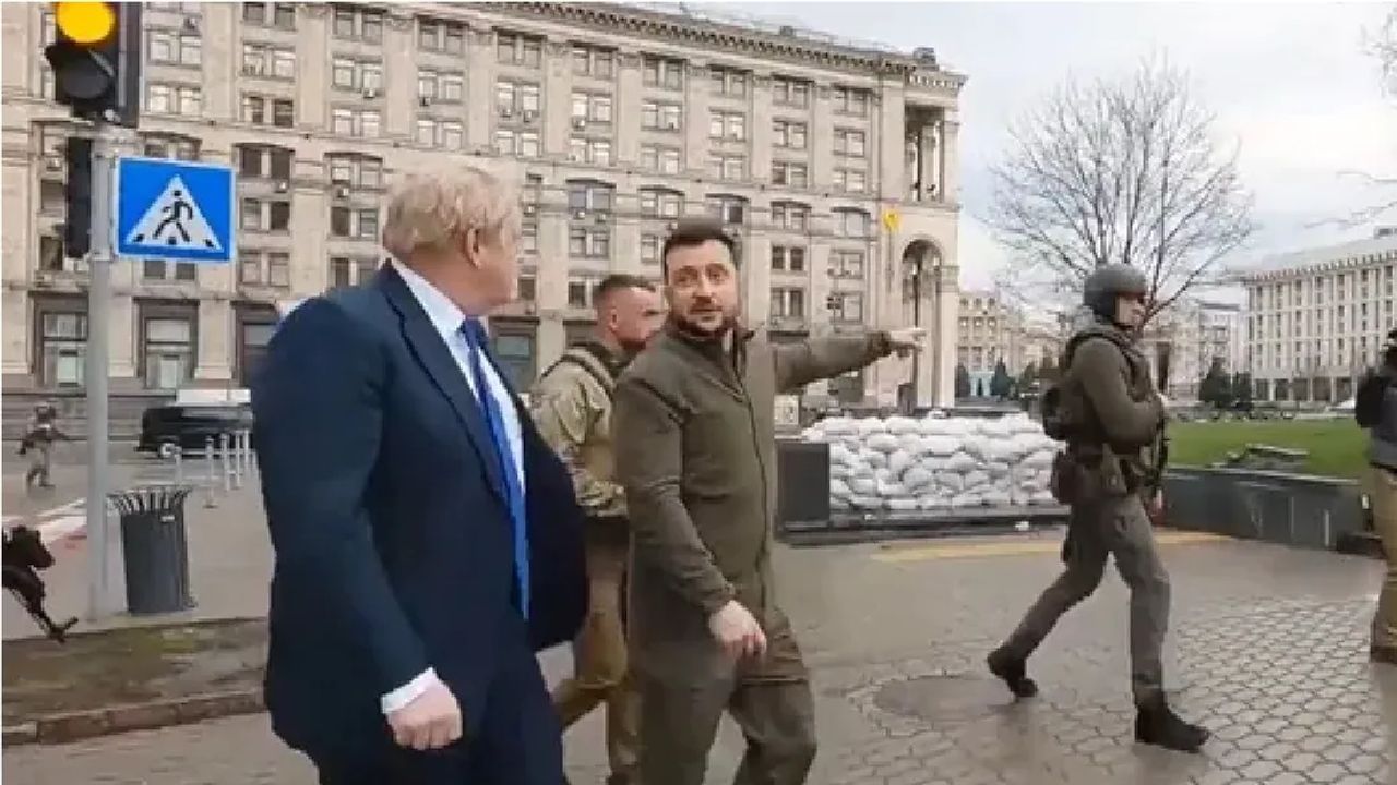 VIDEO : રશિયાના હુમલાથી 'નિડર' બોરિસ જોન્સન,  PM ઝેલેન્સકી સાથે કિવની શેરીઓમાં બિન્દાસ ફરતા જોવા મળ્યા