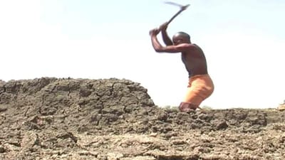 બુંદેલખંડમાં પણ છે એક 'દશરથ માંઝી', જે પાણી માટે એકલા હાથે દિવસ-રાત મહેનત કરી ખોદ્યું 18 ફૂટ ઊંડું તળાવ