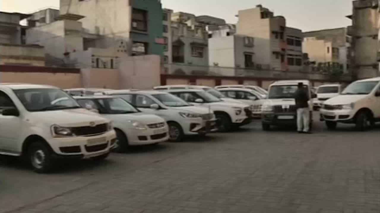 અમદાવાદઃ કોર્પોરેશનમાં વિવિધ વિભાગો માટે ટેક્સીના બદલે પ્રાઈવેટ પાસિંગની ગાડીઓ ભાડે રખાતાં વિવાદ