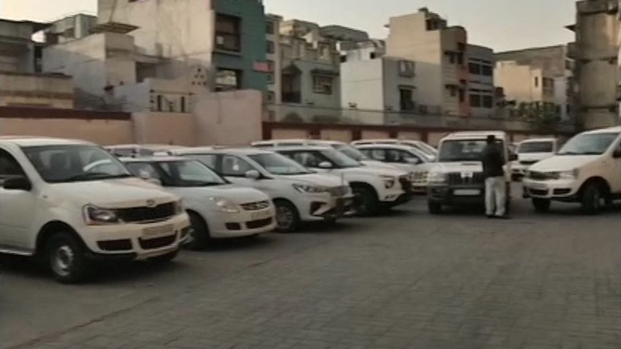 અમદાવાદઃ કોર્પોરેશનમાં વિવિધ વિભાગો માટે ટેક્સીના બદલે પ્રાઈવેટ પાસિંગની ગાડીઓ ભાડે રખાતાં વિવાદ અમદાવાદઃ કોર્પોરેશનમાં વિવિધ વિભાગો માટે ટેક્સીના બદલે પ્રાઈવેટ પાસિંગની ગાડીઓ ભાડે રખાતાં વિવાદ