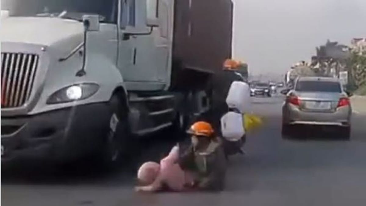 Viral Video: માતાએ બાળકને મોતના મુખમાંથી કાઢ્યું બહાર, જૂઓ આ શ્વાસ થંભાવી દે તેવો વીડિયો