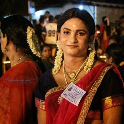 ઘણીવાર તમે જોયું હશે કે, જ્યારે પણ કોઈ તહેવાર હોય ત્યારે યુવતીઓ કે મહિલાઓ સારી રીતે તૈયાર થાય છે. ખાસ પ્રસંગોએ મહિલાઓ 16 શ્રૃંગાર કરે છે અને સજાવટ કરે છે. પરંતુ, કેરળમાં એક એવો તહેવાર છે. જેમાં છોકરાઓ તૈયાર થાય છે અને મહિલાઓની જેમ 16 શ્રૃંગાર કરે છે. એટલું જ નહીં, છોકરીઓની જેમ તેઓ સાડી વગેરે પહેરે છે, એટલે કે સંપૂર્ણ છોકરી બનીને આ તહેવારમાં ભાગ લે છે. આવી સ્થિતિમાં જાણો આ તહેવાર સાથે જોડાયેલી ખાસ વાતો......