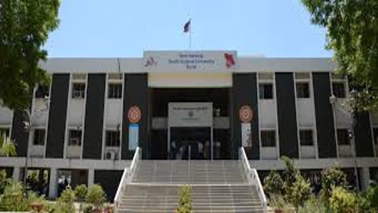 Surat: VNSGUમાં પેપર લીક કેસમાં તપાસ કમિટીએ વધુ 8 વ્યક્તિના નિવેદન નોંધ્યા, આવતીકાલે રિપોર્ટ સુપ્રત કરાશે