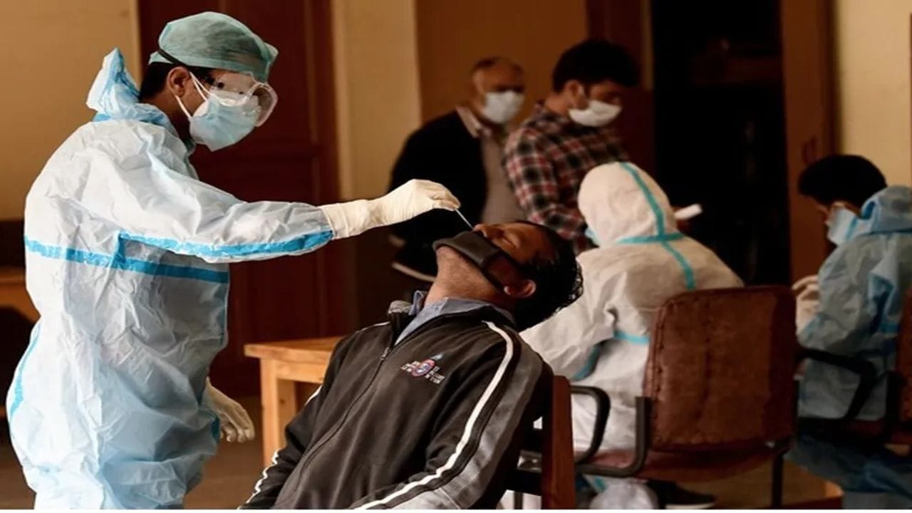 Corona Update: સતત બીજા દિવસે 1000થી ઓછા કેસ, એક્ટિવ દર્દીઓમાં પણ ઘટાડો નોંધાયો