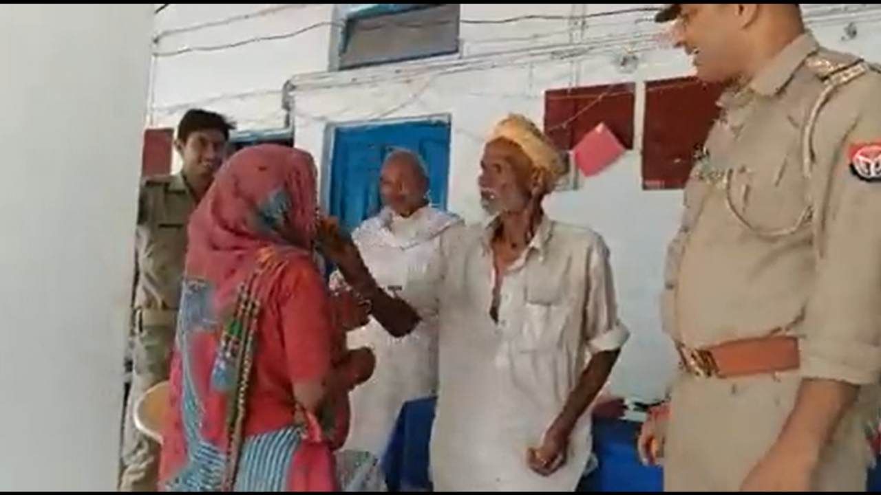 Viral: લડાઈ બાદ પોલીસ સ્ટેશન પહોંચ્યા દાદા-દાદી, પોલીસના સમાધાનના અંદાજે લોકોનું દીલ જીતી લીધું