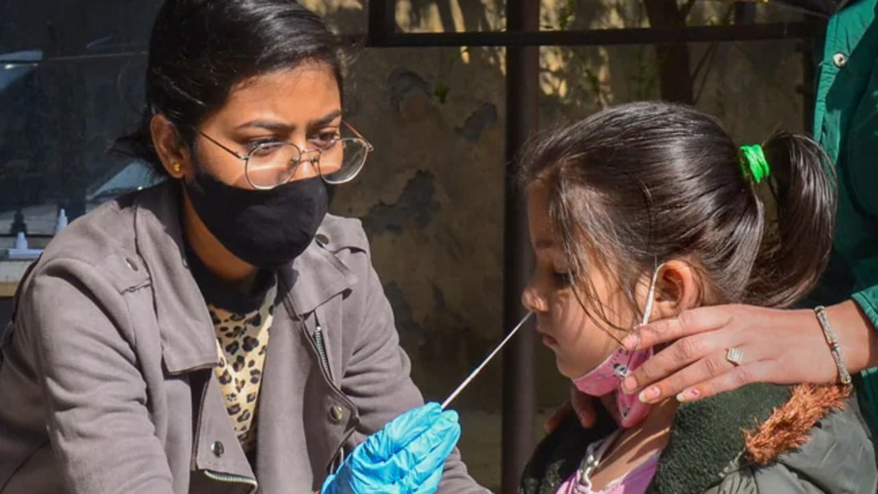 Delhi Corona Update: દિલ્હીમાં કોરોના બેકાબૂ, સતત ત્રીજા દિવસે 1 હજારથી વધુ કેસ, 2 દર્દીના મોત