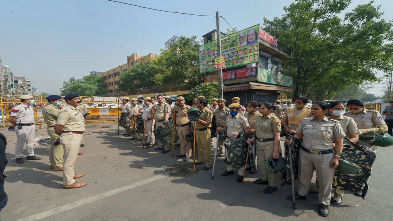 Jahangirpuri Violence:  જહાંગીરપુરીની મસ્જિદ પાસે જુલૂસ પહોંચતા જ થયો પથ્થરમારો, FIRમાં થયો ખુલાસો