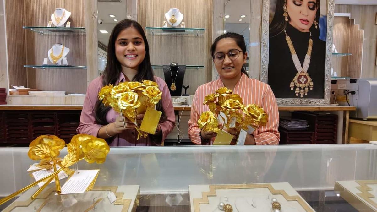 સુરતના જ્વેલર્સે બોલીવુડના ગોલ્ડન કપલ રણબીર કપૂર અને આલિયાને શું ગિફ્ટ મોકલી, વાંચો આ અહેવાલ સુરતના જ્વેલર્સે બોલીવુડના ગોલ્ડન કપલ રણબીર કપૂર અને આલિયાને શું ગિફ્ટ મોકલી, વાંચો આ અહેવાલ