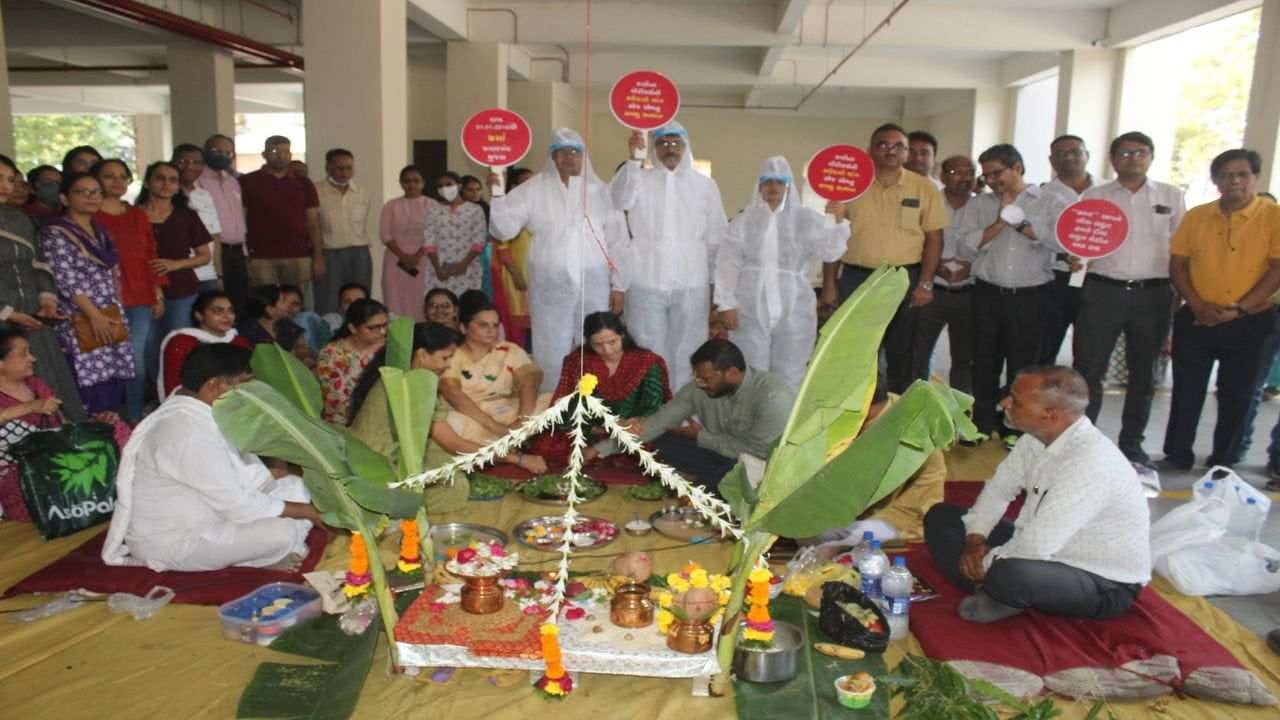 Surat: નવી સિવિલ હોસ્પિટલના તબીબોએ સત્યનારાયણની કથા યોજી, પીપીઈ કીટ પહેરી વિરોધ નોંધાવ્યો