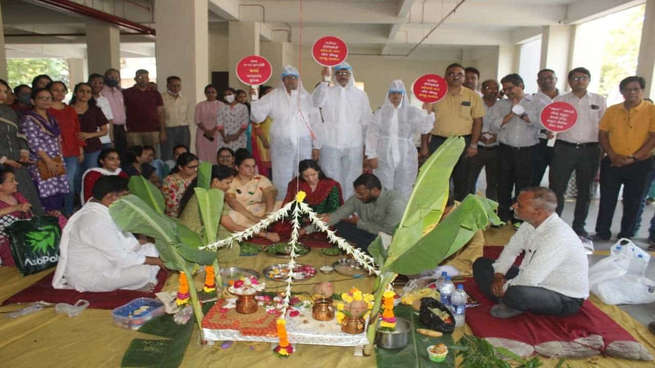 Surat: નવી સિવિલ હોસ્પિટલના તબીબોએ સત્યનારાયણની કથા યોજી, પીપીઈ કીટ પહેરી વિરોધ નોંધાવ્યો