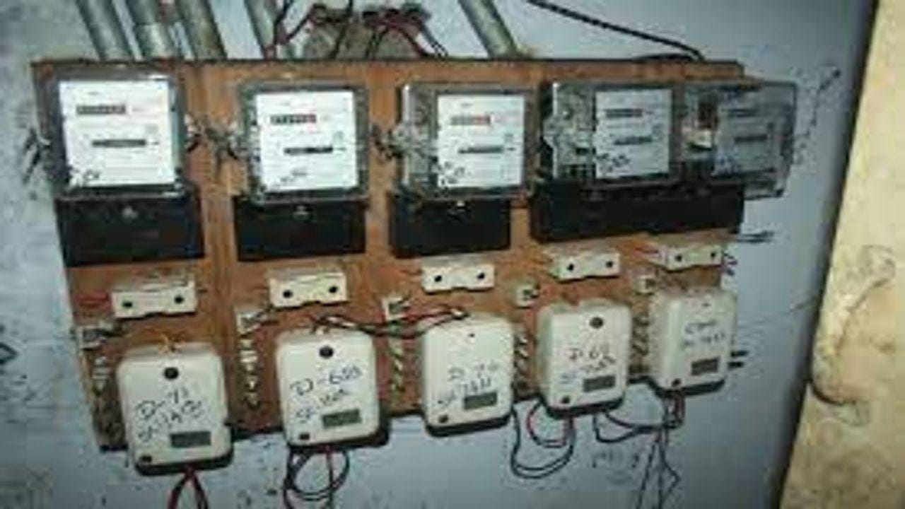 ગુજરાત સરકારની વીજ વિતરણ કંપનીઓ દર ત્રણ માસે યુનિટે 10 પૈસા વધારી શકશે, કંપનીઓ જર્કમાં અરજી કરી વધારો માગી શકશે ગુજરાત સરકારની વીજ વિતરણ કંપનીઓ દર ત્રણ માસે યુનિટે 10 પૈસા વધારી શકશે, કંપનીઓ જર્કમાં અરજી કરી વધારો માગી શકશે