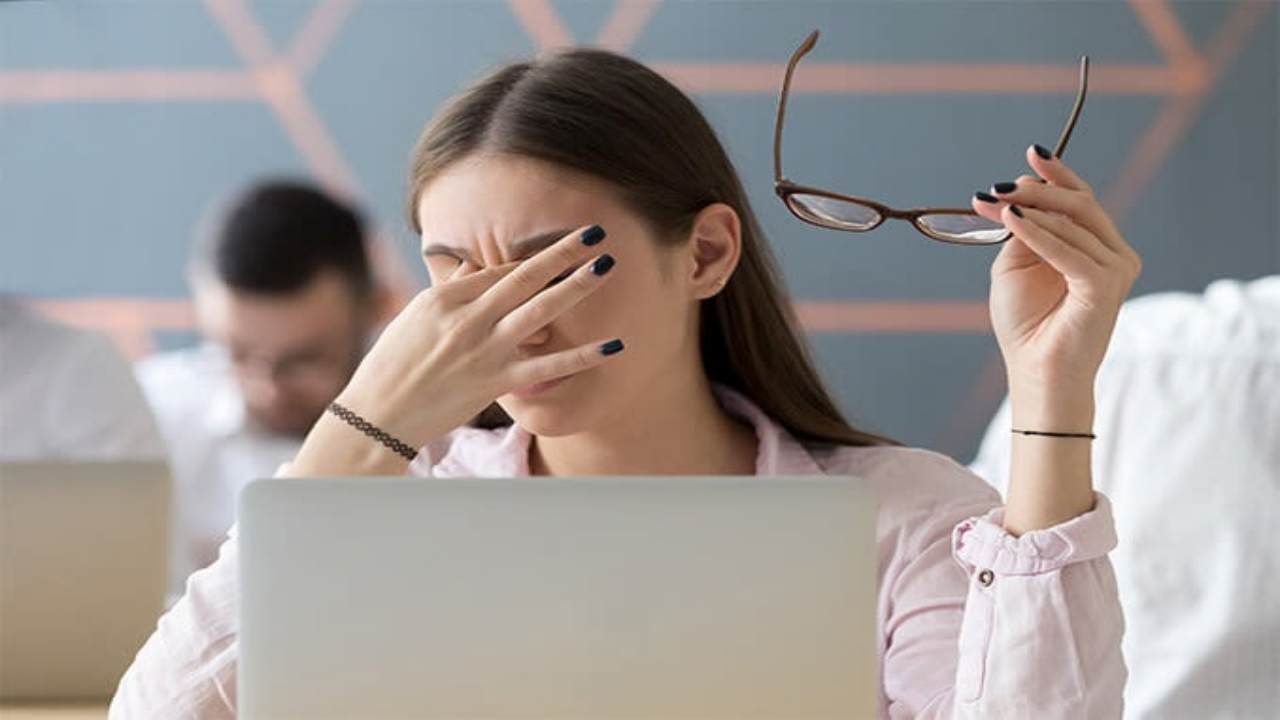 Eye Strain Tips: દિવસભર Mobile અને Laptop પર કામ કરવાથી આંખોમાં થાય છે તકલીફ? ફોલો કરો આ ટિપ્સ