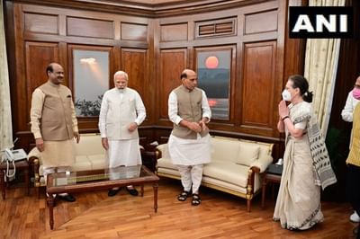 PM મોદી સોનિયા ગાંધી સાથે કરી મુલાકાત, બજેટ સત્રના અંતે વિપક્ષી નેતાઓને પણ મળ્યા વડાપ્રધાન