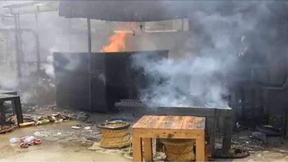 Surat : લાલગેટ ખાતે કાપડના શો-રૂમમાં ભીષણ આગ લાગી, મોટા પ્રમાણમાં કાપડનો જથ્થો બળીને ખાખ