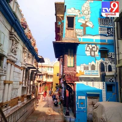 ફ્રેંચ હવેલીમાં   રહેવું એટલે કે, પારંપરિક ગુજરાતી સમુદાય એટલેકે પોળો અનુભવ કરવો.આ હવેલી ની વિશેષતા એ છે કે જેવા આપ ખીજડા શેરી માંથી હવેલી તરફ પ્રસ્થાન કરશો કે તરત જ ભાતીગળ ડિઝાઇન અને કોતરણી જોવા મળશે.