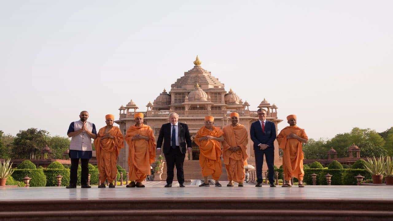 યુકેના પીએમ બોરિસ જોન્સને ગાંધીનગરમાં અક્ષરધામ મંદિરની મુલાકાત લીધી