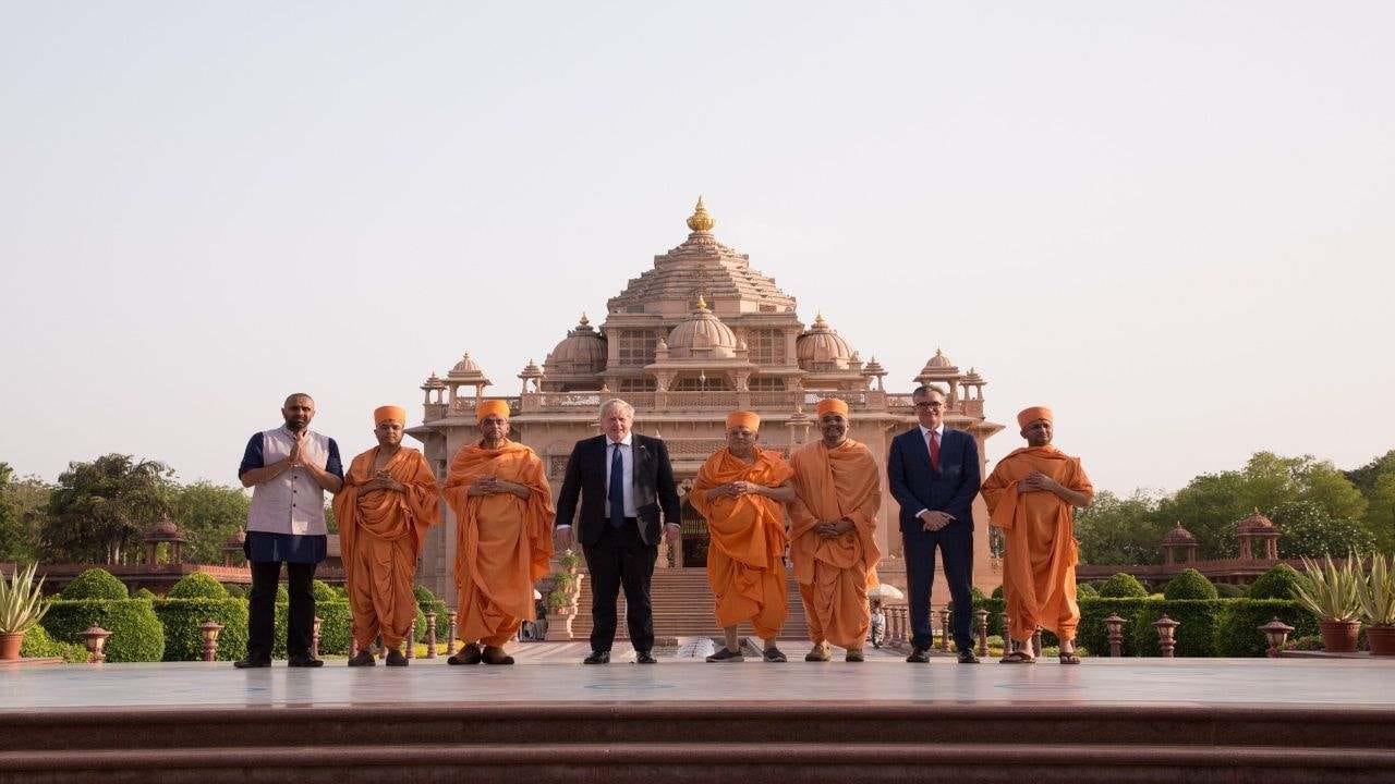 યુકેના પીએમ બોરિસ જોન્સને ગાંધીનગરમાં અક્ષરધામ મંદિરની મુલાકાત લીધી યુકેના પીએમ બોરિસ જોન્સને ગાંધીનગરમાં અક્ષરધામ મંદિરની મુલાકાત લીધી