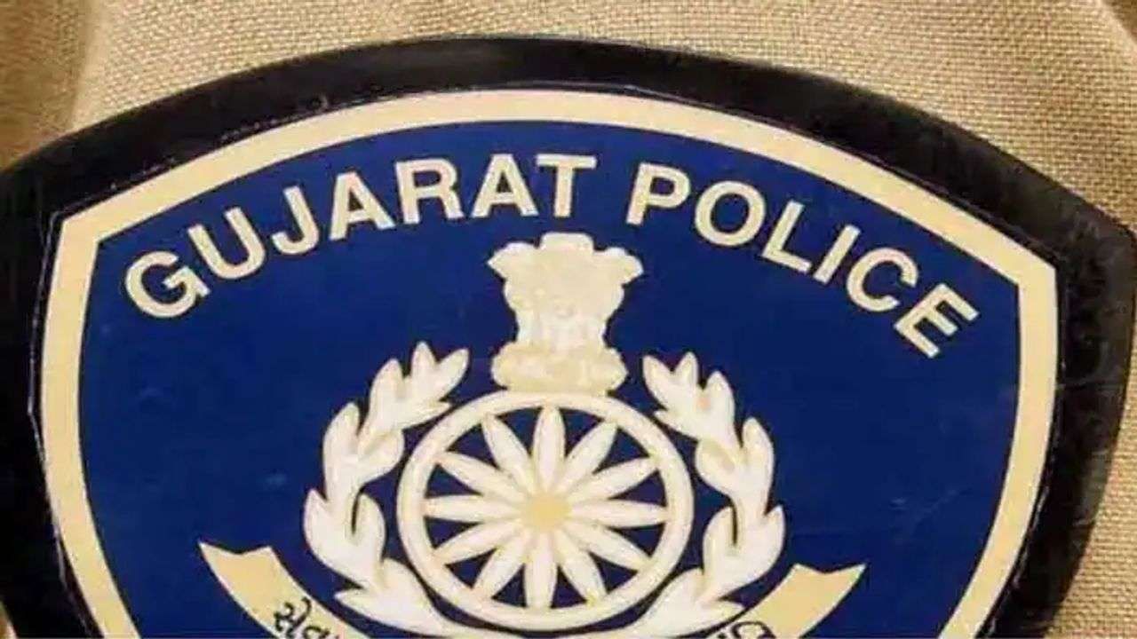 ગુજરાત પોલીસમાં ચિપાયો બઢતી-બદલીનો ગંજીફો, 77 IPS અધિકારીઓની બઢતી અને બદલી, જાણો કયા પોલીસ અધિકારીની બઢતી અને ક્યા બદલી થઇ