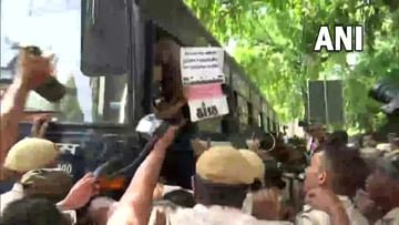 JNU વિવાદ: AISA સંગઠને મારામારીનો વિરોધ કર્યો, દિલ્હી પોલીસ હેડક્વાર્ટરની બહારથી વિદ્યાર્થીઓની અટકાયત
