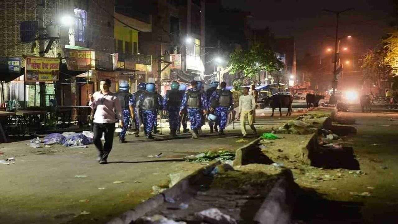 Jahangirpuri Violence: હિંસાની એક રાત પહેલા લાકડીઓ એકઠી કરવામાં આવી હતી, CCTV ફૂટેજમાં થયો ખુલાસો