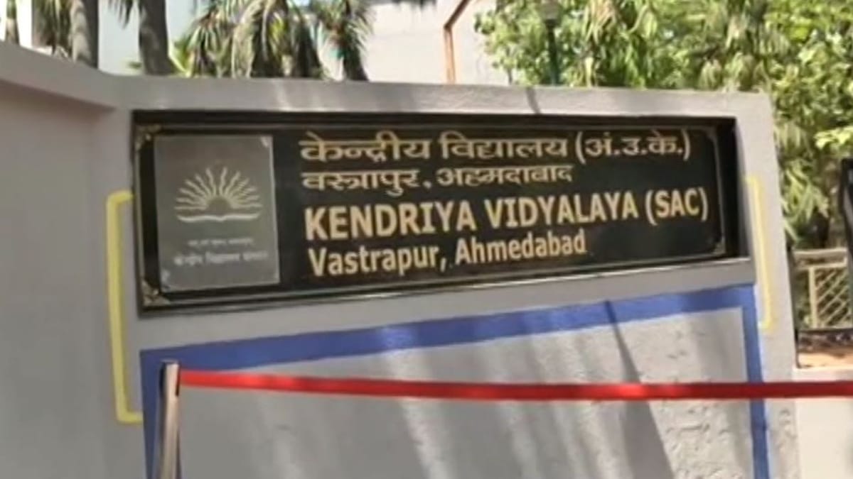 અમદાવાદમાં વસ્ત્રાપુરની કેન્દ્રીય વિદ્યાલયમાં ધોરણ 12ના ત્રણ વિદ્યાર્થીઓ દ્વારા ધોરણ 9ના વિદ્યાર્થીનું રેગિંગ