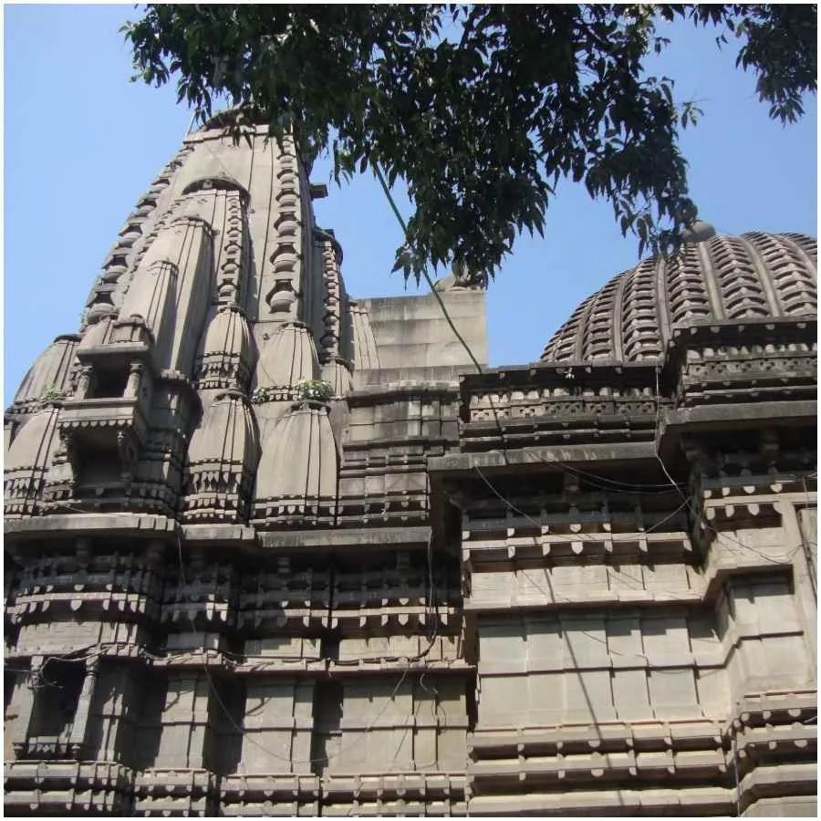 કાલારામ મંદિર, નાસિક - કાલારામ મંદિર મહારાષ્ટ્રના નાસિકના પંચવટી ક્ષેત્રમાં આવેલું છે. આ મંદિર ભારતના સૌથી સુંદર રામ મંદિરોમાંનું એક છે. તેમાં ભગવાન રામની 2 ફૂટ ઊંચી કાળી મૂર્તિ છે. ભગવાન રામની સાથે દેવી સીતા અને લક્ષ્મણની મૂર્તિઓ પણ છે. એવું માનવામાં આવે છે કે 14 વર્ષના વનવાસ દરમિયાન ભગવાન રામ, દેવી સીતા અને લક્ષ્મણજી 10માં વર્ષ પછી ગોદાવરી નદીના કિનારે રહેવા માટે પંચવટી આવ્યા હતા.
