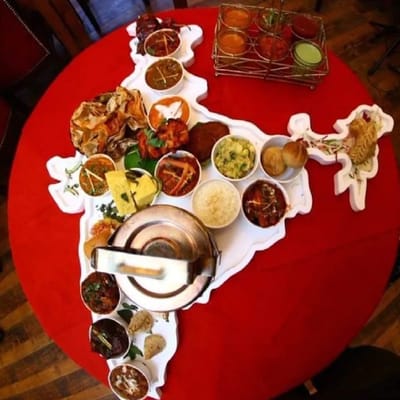 ખાવા-પીવાની બાબતમાં ભારતીય લોકો જેટલા તેજ છે તેટલા ભાગ્યે જ અન્ય કોઈ દેશ હશે. એવું માનવામાં આવે છે કે દર 100 કિલોમીટર પછી લોકોના ખાવા-પીવામાં બદલાવ આવે છે, એટલે કે જો આપણે ધારીએ કે કોઈ જગ્યાએ લોકોને રોટલી અને શાક પસંદ છે, તો 100 કિલોમીટર પછી શક્ય છે કે લોકો ભાત પસંદ કરતા હોય. ખાણી-પીણી પ્રત્યે લોકોના આ શોખને કારણે અહીં વિવિધ પ્રકારની વાનગીઓ પીરસવામાં આવે છે. જો કે આજકાલ ભારતમાં પિઝા-બર્ગર જેવી વસ્તુઓએ સ્થાન બનાવી લીધું છે, પરંતુ લોકો હજુ પણ 'ભારતીય થાળી' વધુ પસંદ કરે છે. 