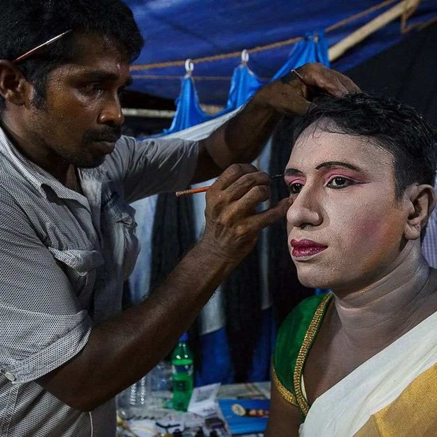 કેરળની રાજધાનીથી 80 કિ.મી. દૂર કોલ્લમમાં આવેલા કોટ્ટનકુલંગર શ્રી દેવી મંદિરમાં દર વર્ષે આ વિશેષ ઉત્સવનું આયોજન કરવામાં આવે છે. આ તહેવારનું નામ છે-ચમયાવિલક્કુ. જે 19 દિવસનો તહેવાર છે. પરંતુ, આ તહેવારના છેલ્લા બે દિવસોમાં, કોટ્ટનકુલંગાર ચમયાવિલક્કુ પરંપરાનું પાલન કરવામાં આવે છે. જેમાં છોકરાઓ, છોકરીઓની જેમ પોશાક પહેરીને આ મંદિરમાં આવે છે.