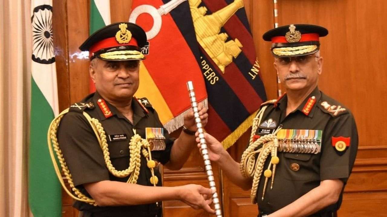 New Army Chief: જનરલ મનોજ પાંડેએ દેશના નવા આર્મી ચીફ તરીકેનો સંભાળ્યો કાર્યભાર, એમ એમ નરવણેનું સ્થાન લીધું