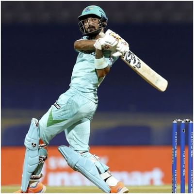  કેએલ રાહુલની ગણતરી વર્તમાન યુગના શ્રેષ્ઠ બેટ્સમેનોમાં થાય છે. રાહુલ ત્રણેય ફોર્મેટનો ખેલાડી છે. ટેસ્ટ, વનડે સિવાય ટી-20માં તેની સારી રમત છે. મંગળવારે કેએલ રાહુલે રોયલ ચેલેન્જર્સ બેંગ્લોર સામે તેની 30 રનની ઇનિંગ દરમિયાન એક ખાસ સિદ્ધિ હાંસલ કરી હતી. (Image-PTI)