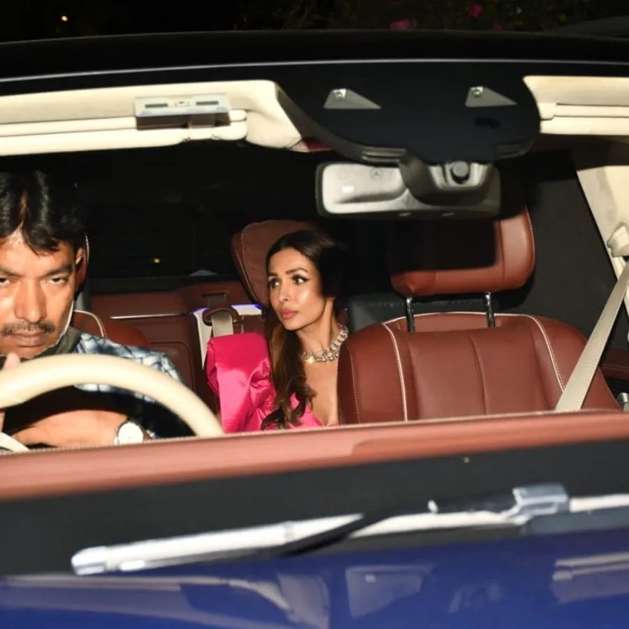 Malaika Arora was seen at Ranbir Kapoor and Alia Bhatt's wedding party.  During this, she is wearing a pink color dress, in which she is looking very beautiful.
