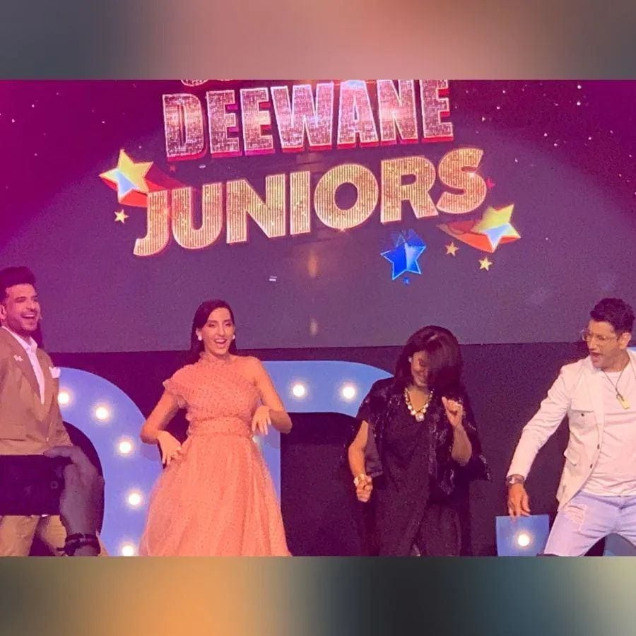 શોના પ્રમોશન દરમિયાન સ્ટેજ પર બધાએ જોરદાર ડાન્સ કર્યો હતો. તમે અહીં તેમના ડાન્સની તસવીરો જોઈ શકો છો. નીતુ કપૂરને જોઈને એવું બિલકુલ નથી લાગતું કે તે 63 વર્ષની છે.