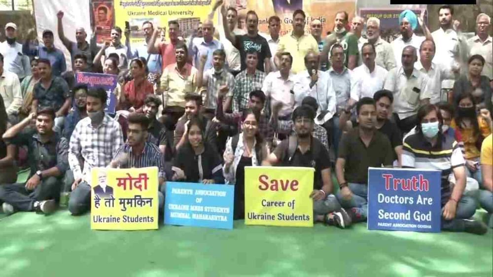 Delhi: યુક્રેનથી પરત ફરેલા મેડિકલ વિદ્યાર્થીઓએ મોદી સરકાર પાસે કરી માગ, જે રીતે જીવ બચાવ્યો એ જ રીતે અમારૂ ભવિષ્ય બચાવો