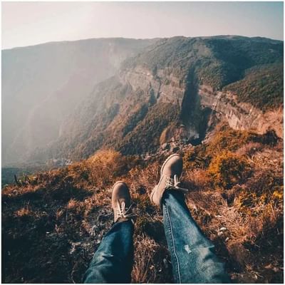 મેઘાલય (Meghalaya) સૌથી સુંદર રાજ્યોમાંનું એક છે. અહીં ઘણા પ્રવાસન સ્થળો છે, જ્યાં તમે ફરવા જવાનું આયોજન કરી શકો છો. અહીં તમે પહાડો, ખીણો, તળાવો, ગુફાઓ અને ઝરણાં વગેરેના સુંદર નજારાનો આનંદ માણી શકો છો. આવો જાણીએ તમે મેઘાલયમાં કઈ જગ્યાઓ પર ફરવાનો પ્લાન બનાવી શકો છો.