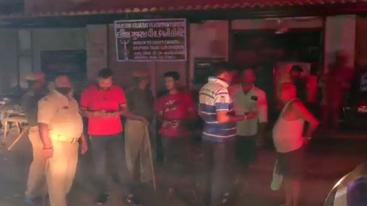 Navsari: 24 કલાકથી લાઈટ ન અવતાં બિલિમોરામાં મોડી રાત્રે લોકોએ DGVCLની કચેરી પર પથ્થરમારો કરતાં પોલીસે લાઠીચાર્જ કર્યો
