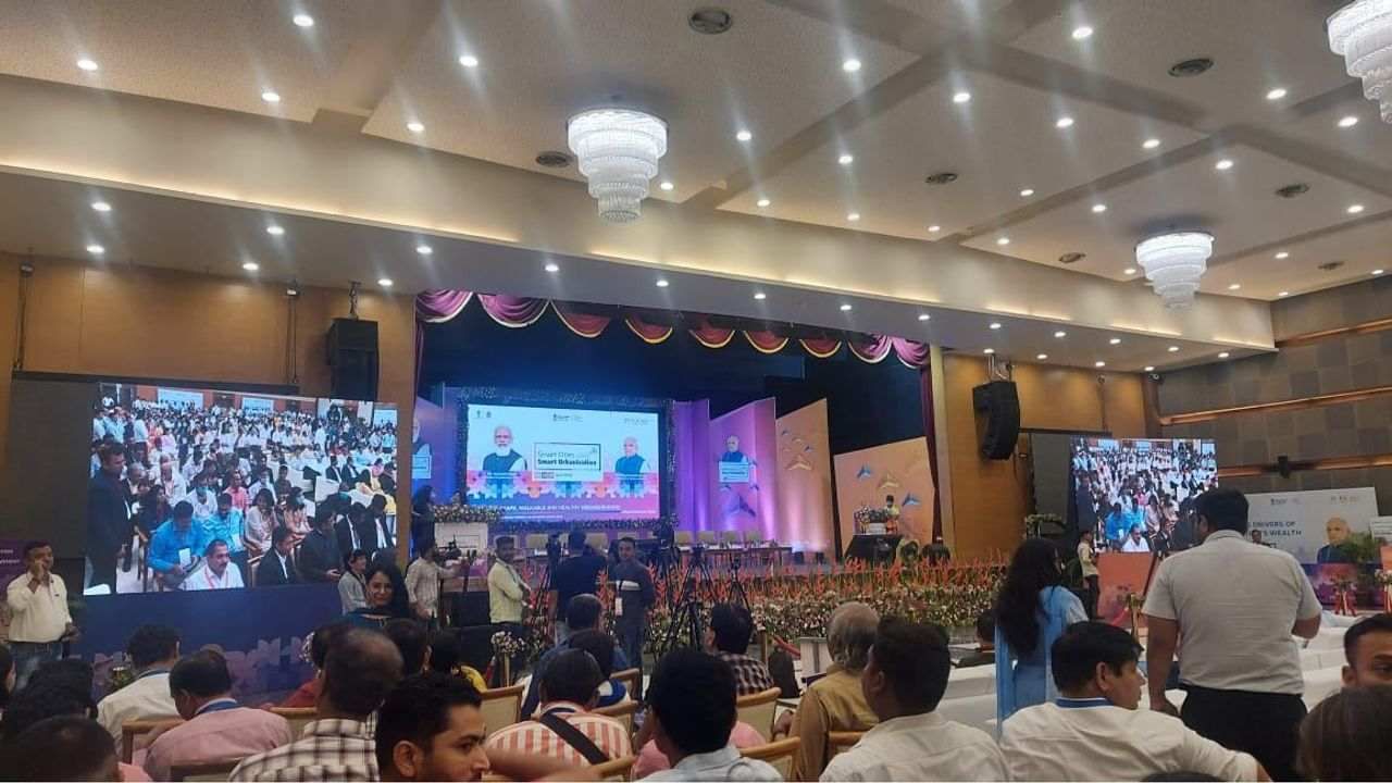Suratમાં આજથી રાષ્ટ્રીય કક્ષાનો ત્રિદિવસીય સ્માર્ટ સમિટનો પ્રારંભ, ચાર મહાનગરપાલિકાના વિકાસ મોડેલ રજૂ કરાયા